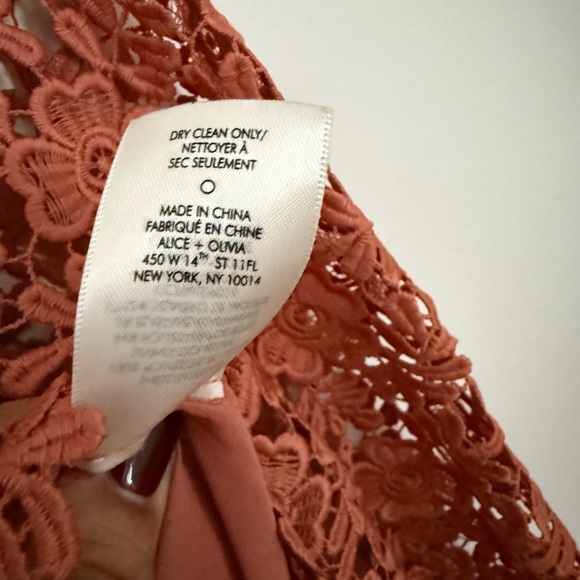 Alice and Olivia Pasha Chic Feminine Floral Embroidered Eyelet Size Medium - Picture 9 of 10